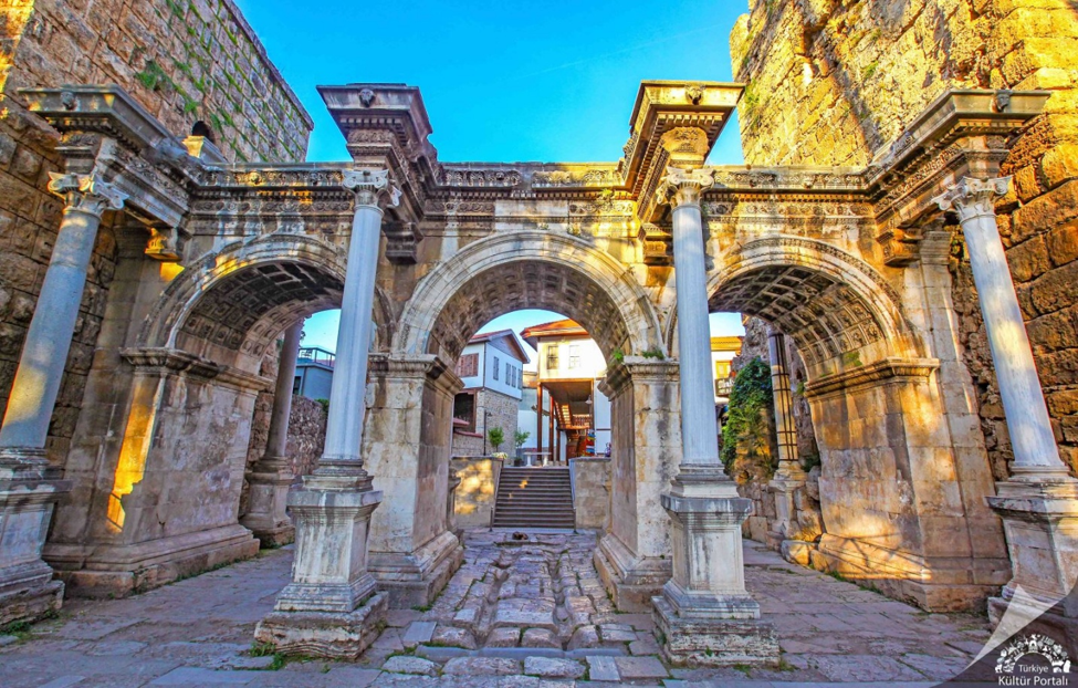 Hadrianus Kapısı Üçkapılar Antalya